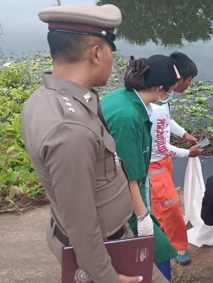 Trong lúc quan sát mặt nước, người đàn ông bất ngờ thấy nhiều con cá tụ tập quanh một chiếc túi ni lông nằm mắc trong bụi cỏ. Ảnh: Khaosod