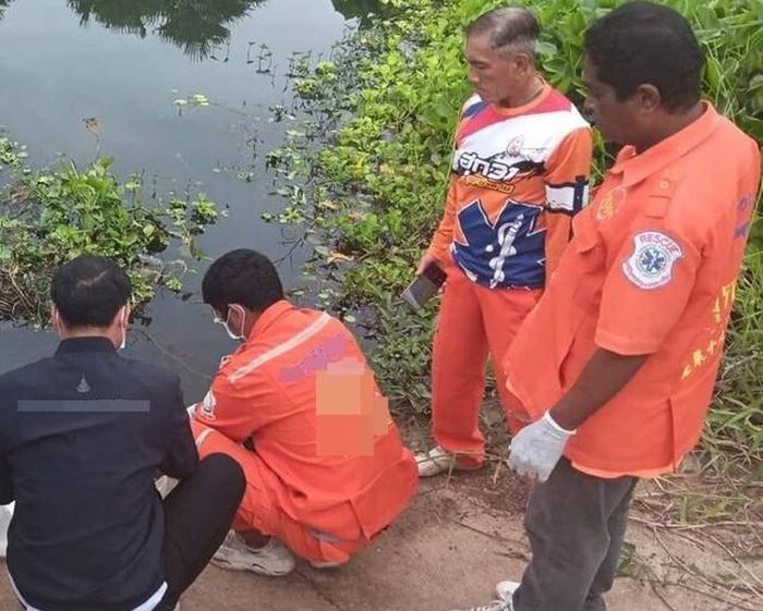 Lực lượng cứu hộ sau đó đưa thi thể lên bờ và chuyển đến Bệnh viện Chakkarat để khám nghiệm. Ảnh: Khaosod