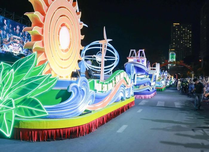 Đoàn xe hoa nối dài cả km bên bờ vịnh Nha Trang