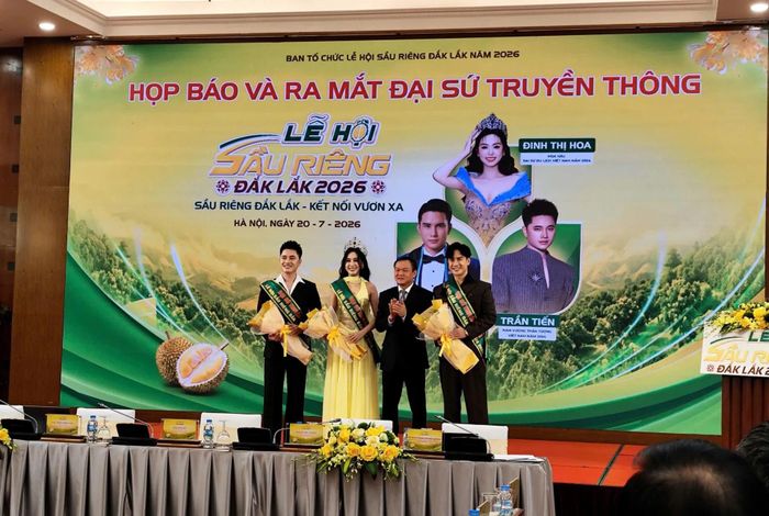 Ông Đào Mỹ - Phó Chủ tịch UBND tỉnh Đắk Lắk tặng hoa và chụp ảnh với 3 đại Đại sứ Truyền thông Lễ hội Sầu riêng Đắk Lắk năm 2026.