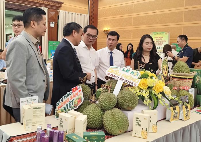 Các đại biểu tham quan khu trưng bày, giới thiệu sản phẩm từ Sầu Riêng.