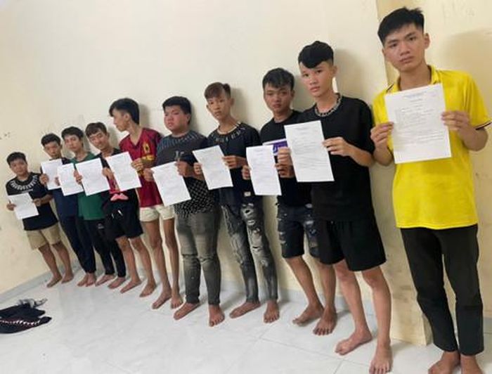 Các đối tượng tại cơ quan công an. Ảnh: CA Cà Mau.