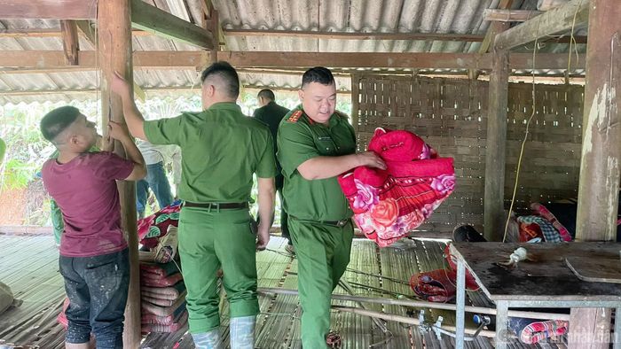 Cảnh sát PCCC và CNCH cùng lực lượng phối hợp sơ tán, giải cứu nhiều người dân bị kẹt giữa dòng lũ tại xã Mường Than. Ảnh: CAND
