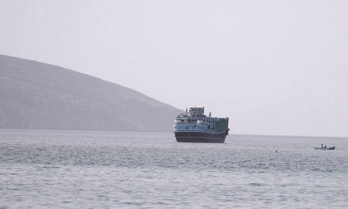 Tàu thuyền di chuyển trên eo biển Hormuz - Ảnh: Reuters