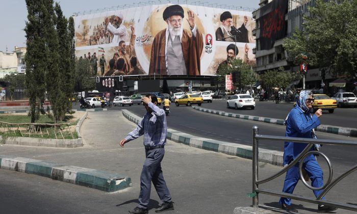 Người dân di chuyển trên đường phố thủ đô Tehran, Iran giữa xung đột với Mỹ - Ảnh: Reuters
