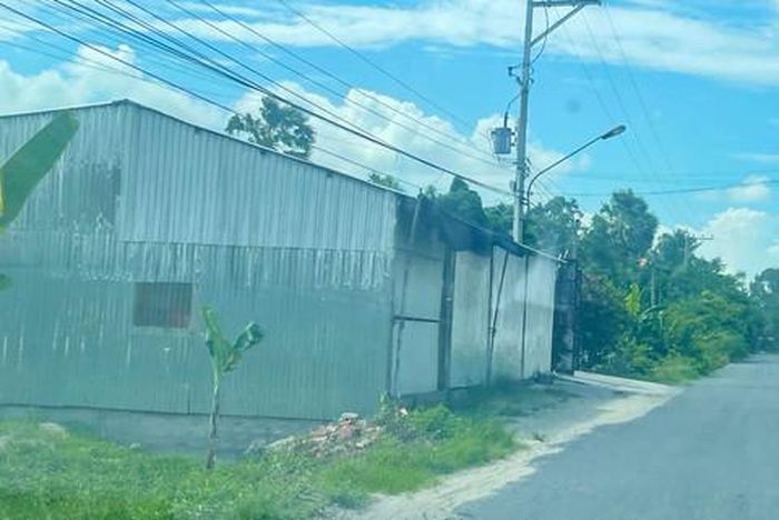 Một trong hàng chục căn nhà được dựng lên để nhận bồi thường khi dự án đi qua