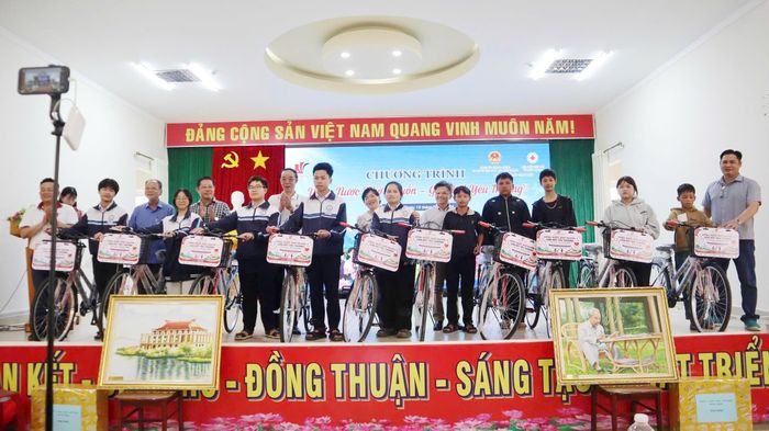  Trao xe đạp cho học sinh nghèo, vượt khó.