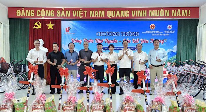  Đại diện Học viện Tư pháp trao Kỷ niệm chương cho những tấm lòng vàng
