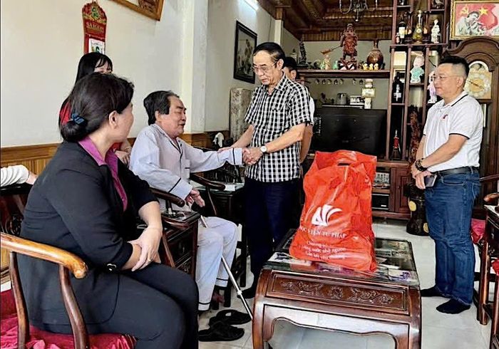  Phó giám đốc Học viện Tư pháp Nguyễn Trường Thiệp và Đoàn công tác thăm tặng quà Anh hùng LLVTND Mai Thanh Minh