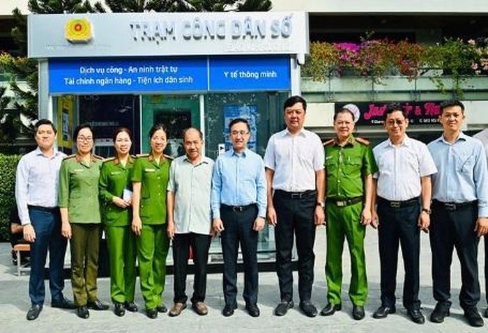 Đồng chí Đặng Minh Thông - Phó Bí thư Thành ủy, Phó Trưởng ban Thường trực Ban Chỉ đạo phát triển khoa học công nghệ, đổi mới sáng tạo và chuyển đổi số Thành phố khảo sát, chỉ đạo nhân rộng mô hình