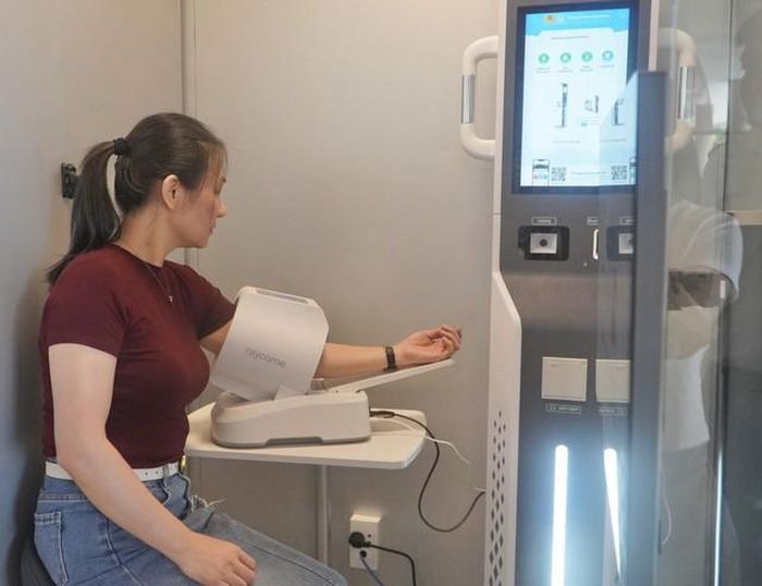 Người dân trải nghiệm dịch vụ y tế tại "Trạm Công dân số"