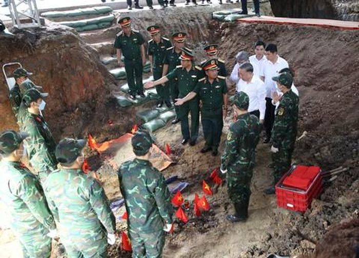 Tổng Bí thư, Chủ tịch nước Tô Lâm và các đồng chí lãnh đạo kiểm tra thực địa nơi tìm thấy hài cốt các Anh hùng Liệt sĩ