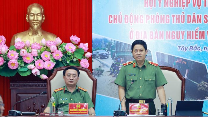 Thiếu tướng Nguyễn Hồng Nguyên, Phó Chánh Văn phòng Bộ Công an, Phó Trưởng ban Thường trực Ban Chỉ huy phòng thủ dân sự Bộ Công an phát biểu tại buổi hội ý