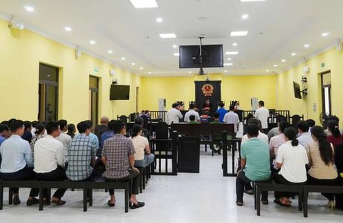 Các bị cáo nghe HĐXX tuyên án. Ảnh: Hồng Ngọc.