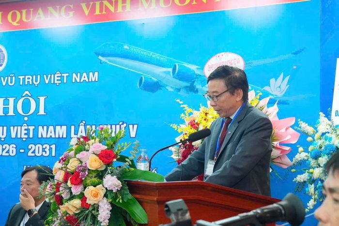 Thiếu tướng, PGS.TS. Phạm Ngọc Lãng, Chủ tịch Hội Hàng không - Vũ trụ Việt Nam phát biểu khai mạc Đại hội.