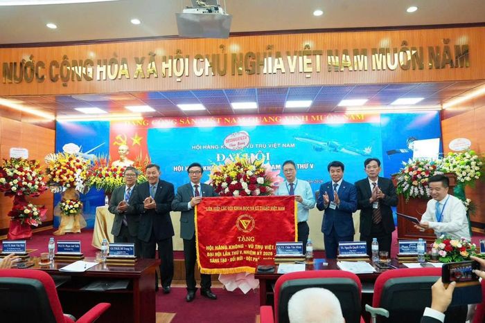 Lãnh đạo Liên hiệp các Hội Khoa học và Công nghệ Việt Nam tặng hoa chúc mừng Ban chấp hành Hội Hàng không - Vũ trụ Việt Nam nhiệm kỳ 2026 - 2031.