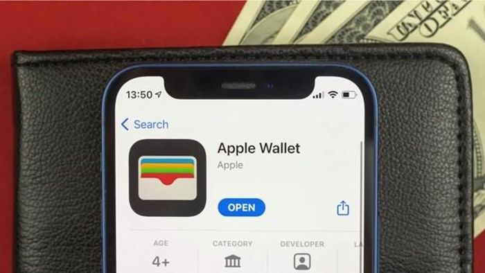 Ví Apple đặt trước điện thoại, trên một chiếc ví khác. Ảnh Shutterstock