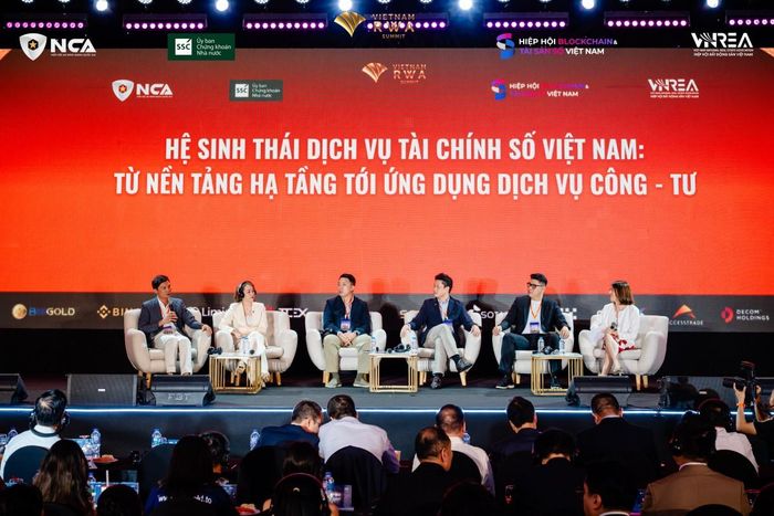 Đại diện các tổ chức công nghệ và tài chính tại phiên “Hệ sinh thái dịch vụ tài chính số Việt Nam: Từ nền tảng hạ tầng tới ứng dụng dịch vụ công - tư”.