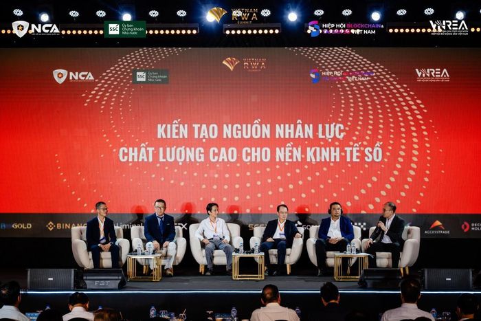 Đại diện giới chuyên gia, nhà trường và doanh nghiệp tại phiên “Kiến tạo nguồn nhân lực chất lượng cao cho nền kinh tế số”.