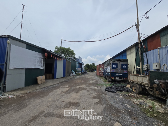 Nhiều công trình nhà xưởng có dấu hiệu xây dựng trên đất nông nghiệp gần khu vực đường Phạm Tu trên địa bàn phường Thanh Liệt