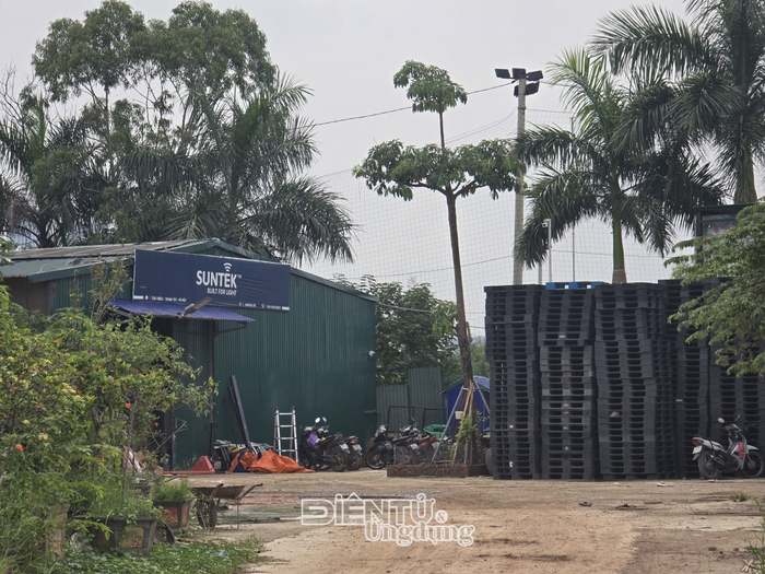 Qua ghi nhận thực tế, khu vực nhà xưởng có một số dấu hiệu cần được cơ quan chức năng kiểm tra, làm rõ về việc đáp ứng các quy định cũng như ứng dụng công nghệ trong công tác phòng cháy, chữa cháy.