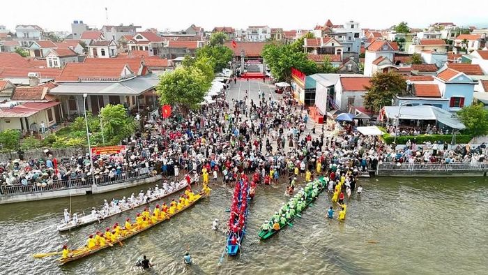 Giải đua thuyền chải với sự tham gia của 16 đội nam, nữ đại diện cho các khu phố của phường Phong Cốc và Liên Hòa. Ảnh: Vũ Hưng