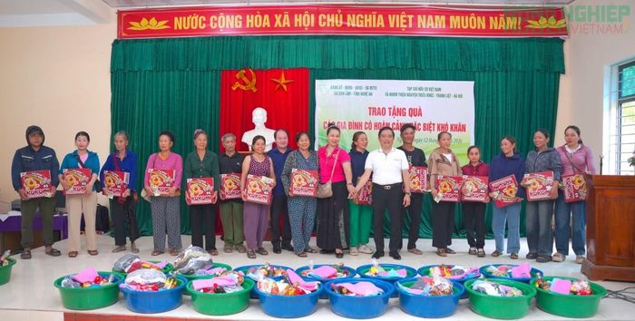 Nhà báo Đỗ Ngọc Thi, Tổng biên tập Tạp chí Hữu cơ Việt Nam cùng lãnh đạo địa phương trao quà tới các hộ dân có hoàn cảnh khó khăn trên địa bàn xã Sơn Lâm.