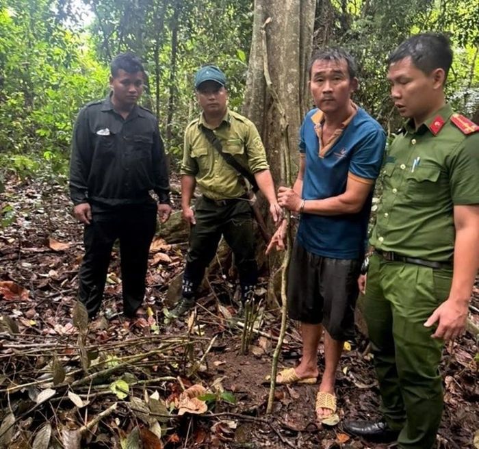 Lực lượng chức năng bắt quả tang Lưu Đức Năng (áo xanh) khi đang săn bắt tê tê trong Khu Bảo tồn thiên nhiên - văn hóa Đồng Nai. Ảnh: CA TP. Đồng Nai