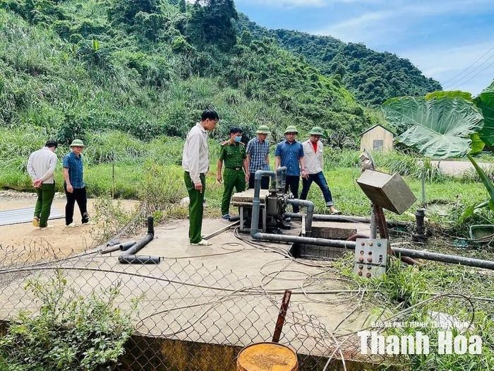 Lực lượng chức năng tiến hành kiểm tra nơi xảy ra vụ tại nạn lao động tại Công ty TNHH DABACO Thanh Hóa.
