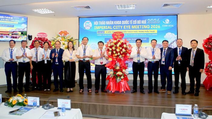 Lãnh đạo Tp. Huế tham dự và tặng hoa chúc mừng Hội thảo