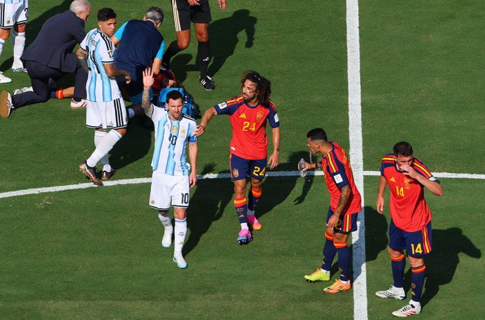 Messi “mách” trọng tài về việc Cucurella che miệng. (Ảnh: ReuterS)
