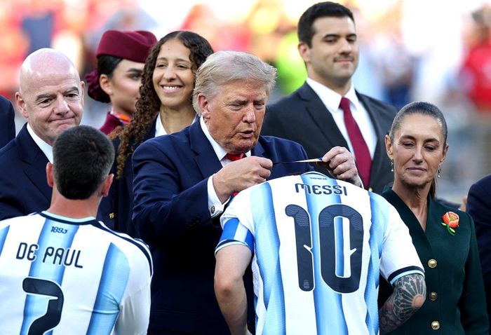 Tổng thống Mỹ Donald Trump trao huy chương cho Messi và các cầu thủ Argentina. (Ảnh: Reuters)