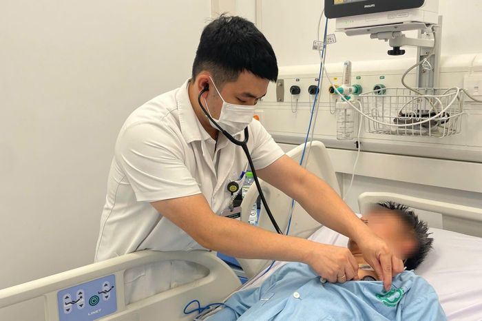 Một trong số 8 nạn nhân vụ ngộ độc khí đang được bác sĩ theo dõi sức khỏe. (Ảnh: Diệu Hiền)