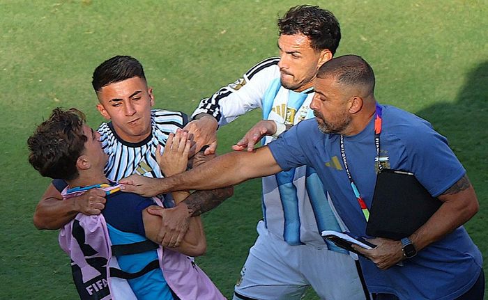 Leandro Paredes tấn công cầu thủ Tây Ban Nha. (Ảnh: Reuters)