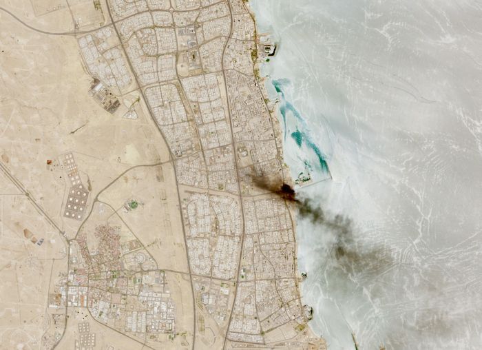 Ảnh vệ tinh cho thấy khói bốc lên nghi ngút gần một cơ sở lọc dầu ở tỉnh Ahmadi, Kuwait.