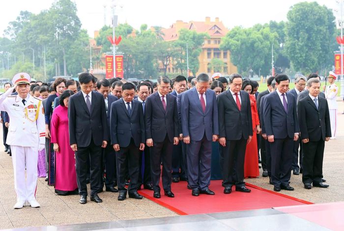 Các lãnh đạo Đảng, Nhà nước cùng đại biểu dự Hội nghị Trung ương 3 khóa XIV thành kính tưởng nhớ công lao to lớn của Chủ tịch Hồ Chí Minh đối với sự nghiệp cách mạng của Đảng và dân tộc. (Ảnh: TTXVN)