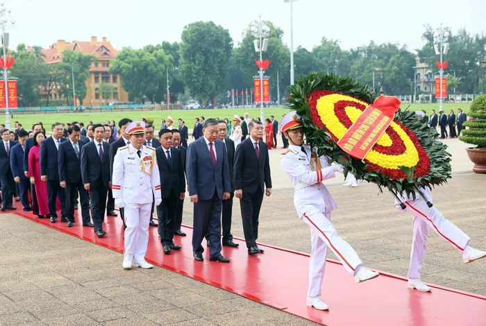 Tổng Bí thư, Chủ tịch nước Tô Lâm, Thủ tướng Lê Minh Hưng, Chủ tịch Quốc hội Trần Thanh Mẫn, Thường trực Ban Bí thư Trần Cẩm Tú dẫn đầu đoàn đại biểu vào Lăng viếng Chủ tịch Hồ Chí Minh. (Ảnh: TTXVN)