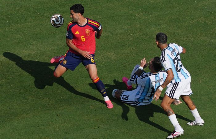 Merino va chạm với Otamendi trước khi Nico Williams sút vào lưới Argentina. (Ảnh: Reuters)