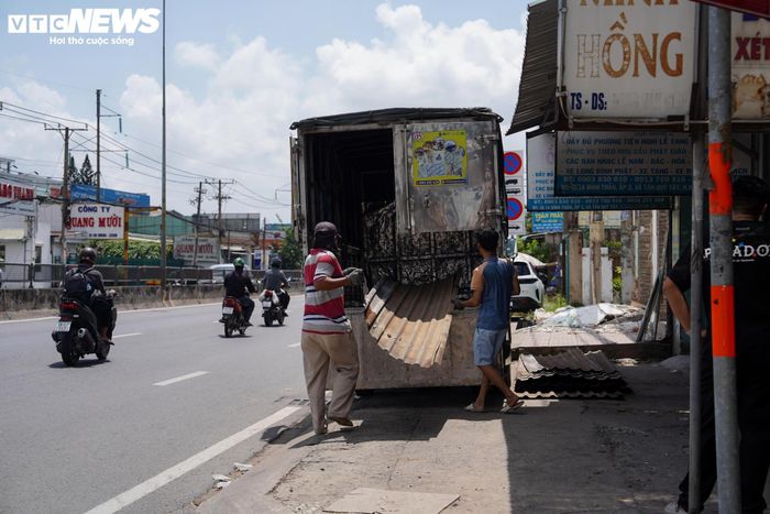Dưới cái nắng giữa tháng 7, nhiều gia đình tất bật tháo dỡ mái tôn, cửa sắt, vật liệu xây dựng để vận chuyển đến nơi ở mới hoặc tận dụng cho công trình khác.