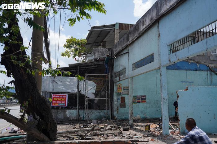 Nhiều căn nhà nằm trong diện giải tỏa toàn bộ, ranh dự án lùi sâu từ 12-14 m so với hiện trạng. Không ít hộ kinh doanh phải di dời hoàn toàn, treo bảng thông báo chuyển địa điểm để khách hàng thuận tiện liên hệ.