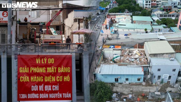 Những ngày qua, hàng trăm hộ dân dọc đường Lê Khả Phiêu (quốc lộ 1), đoạn qua phường Tân Tạo, xã Tân Nhựt và xã Bình Chánh (TP.HCM), khẩn trương tháo dỡ nhà cửa, công trình để bàn giao mặt bằng phục vụ dự án mở rộng tuyến đường cửa ngõ phía Tây.