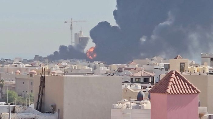 Ảnh cho thấy khói bốc lên gần cơ sở lọc dầu tại Kuwait.