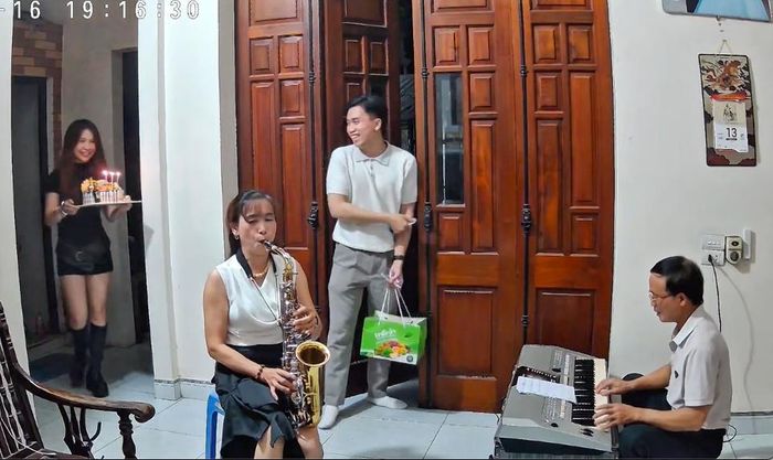 Món quà sinh nhật vừa tình cảm vừa nghệ thuật khiến nhiều cư dân mạng ao ước. (Ảnh chụp màn hình)