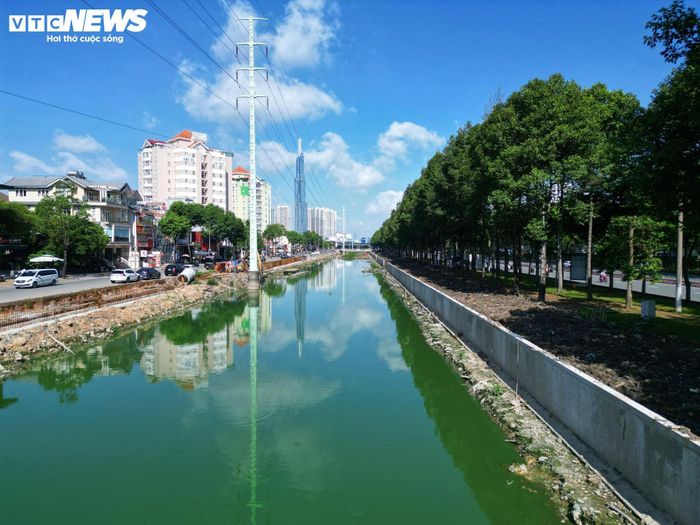Là hộ kinh doanh nhiều năm bên tuyến rạch, bà Trịnh Thu Vy (ngụ phường Bình Trưng) cho biết trước đây dòng nước thường xuyên đen, bốc mùi hôi, ảnh hưởng đến hoạt động buôn bán. “Từ khi dự án được triển khai, môi trường khu vực dần cải thiện, việc kinh doanh cũng thuận lợi hơn. Người dân rất mong công trình sớm hoàn thành để cảnh quan tiếp tục khang trang, sạch đẹp”, bà Vy chia sẻ.