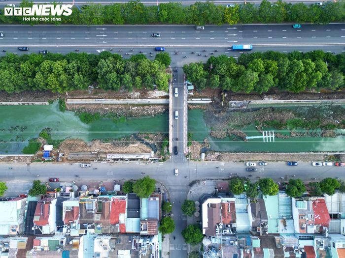 Đây là một trong những tuyến tiêu thoát nước quan trọng của khu vực, dẫn nước ra sông Sài Gòn và rạch Chiếc. Trước khi được đầu tư cải tạo, lòng rạch bị bồi lắng, thu hẹp, nhiều đoạn bị cống hóa khiến dòng chảy bị cản trở, nước đọng, ô nhiễm và thường xuyên bốc mùi hôi.