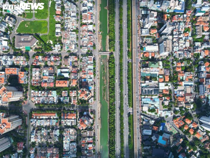 Rạch Đá Đỏ nằm dọc tuyến đường Võ Nguyên Giáp - một trong những tuyến giao thông hiện đại của TP.HCM. Tuyến đường dài gần 8 km, được đổi tên từ xa lộ Hà Nội vào năm 2023, chạy song song với tuyến metro số 1 (Bến Thành - Suối Tiên) và kết nối nhiều khu đô thị lớn ở cửa ngõ phía Đông thành phố.
