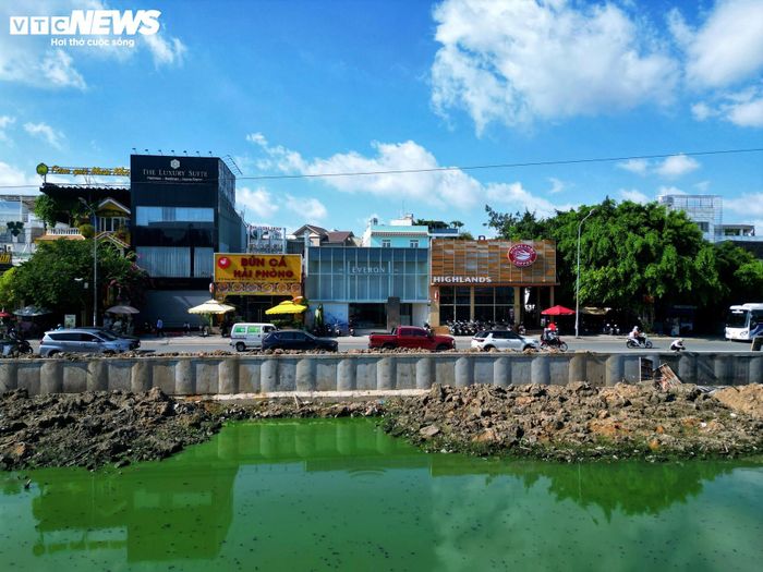 Ghi nhận của phóng viên Báo Điện tử VTC News tại công trường cho thấy, sau gần một năm thi công, diện mạo rạch Đá Đỏ đã có nhiều thay đổi.