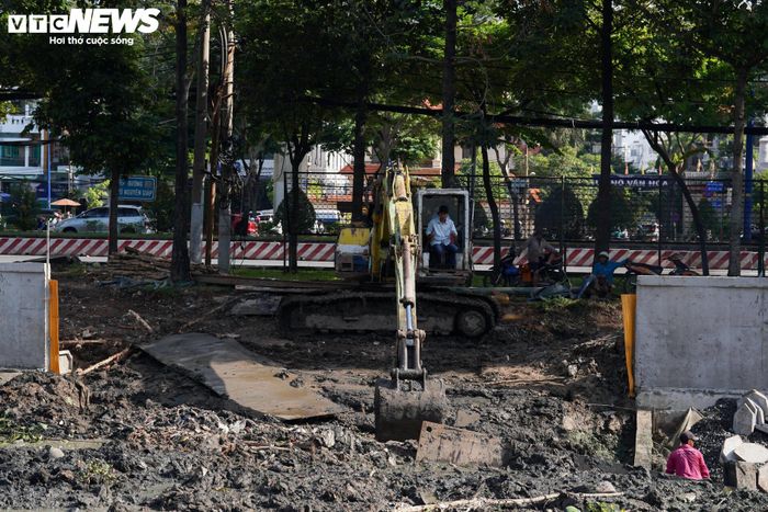Nhiều đoạn đã cơ bản hoàn thành, lòng rạch được mở rộng, thông thoáng hơn. Tuy nhiên, tại một số vị trí, đơn vị thi công vẫn đang lắp dựng cốt thép và triển khai các hạng mục tiếp theo.