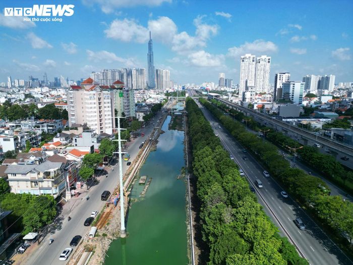 Rạch Đá Đỏ, đoạn từ đường Nguyễn Hoàng đến sông Sài Gòn (thuộc địa bàn phường An Khánh và phường Bình Trưng), chạy song song với tuyến metro số 1 (Bến Thành - Suối Tiên) và đường Võ Nguyên Giáp - trục giao thông cửa ngõ kết nối khu vực phía Đông với trung tâm TP.HCM.
