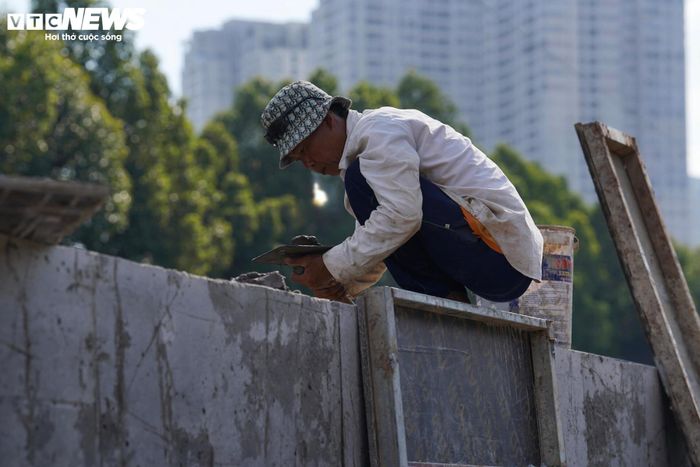 Ông Huỳnh Văn Bảy, công nhân thi công tại dự án, cho biết đơn vị đang tăng cường nhân lực và máy móc để đẩy nhanh tiến độ. “Thông thường, công nhân làm việc từ 7h đến 17h, nghỉ trưa khoảng một giờ. Với những hạng mục cần đẩy nhanh tiến độ, anh em làm xuyên buổi trưa và kéo dài đến khoảng 19h”, ông Bảy nói.
